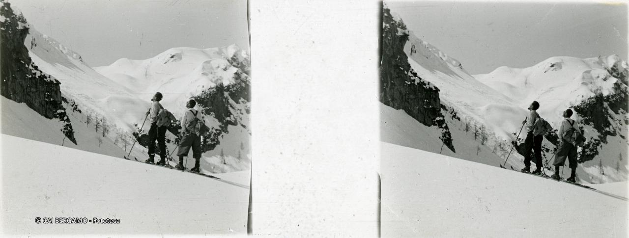 Skialpinisti lungo le pendici Ovest del Corno Branchino