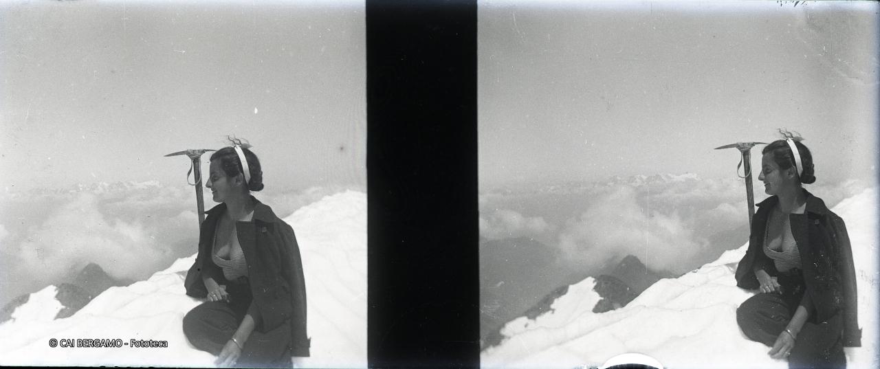 Bella e sorridente signora con piccozza al passo di Valsecca