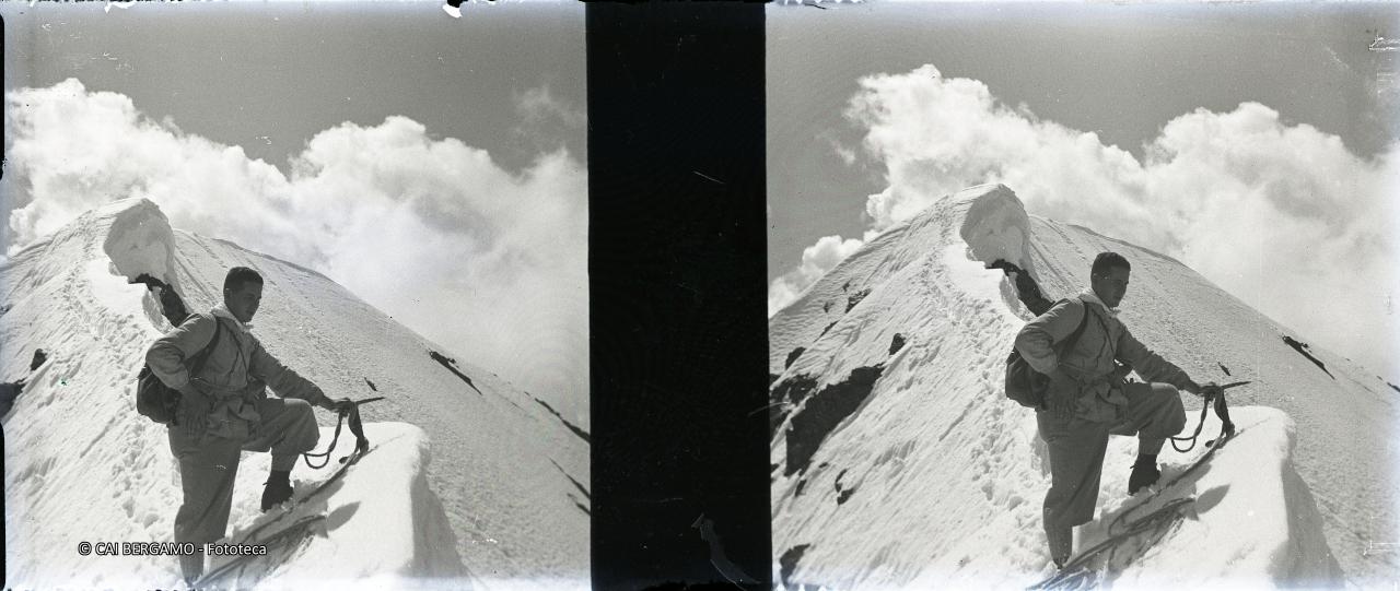 Lungo la cresta innevata con piccozza