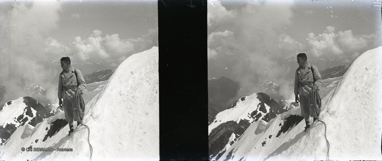 Lungo la cresta innevata in cordata