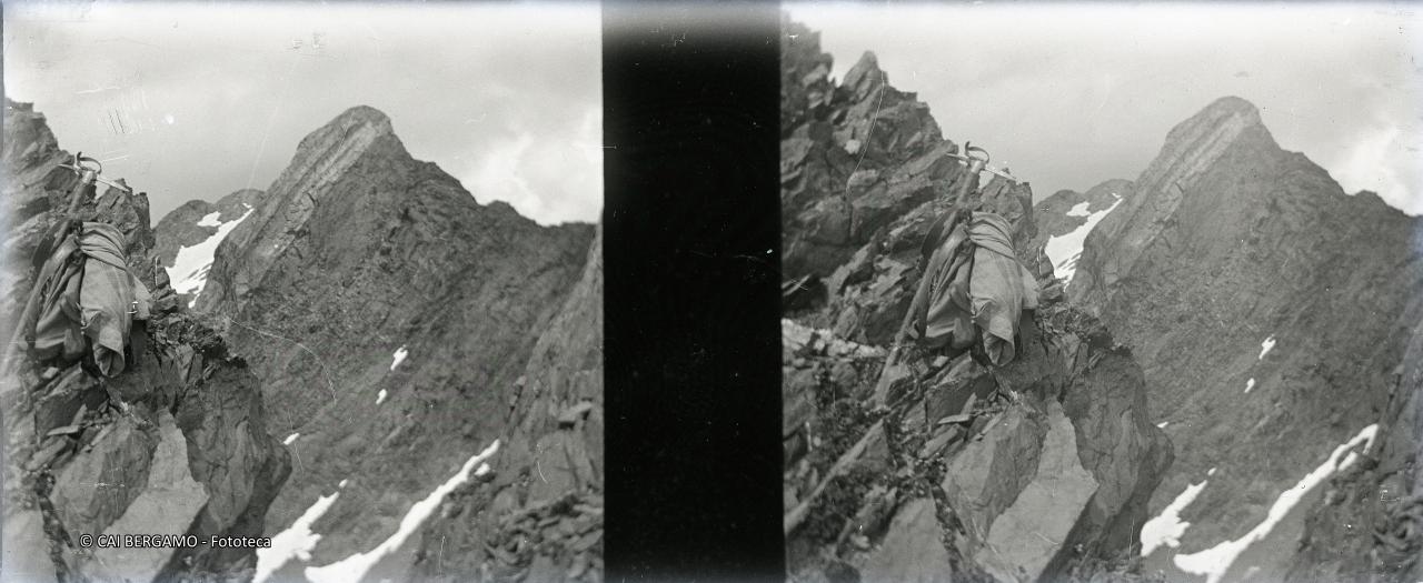 Zaino e piccozza sulle rocce