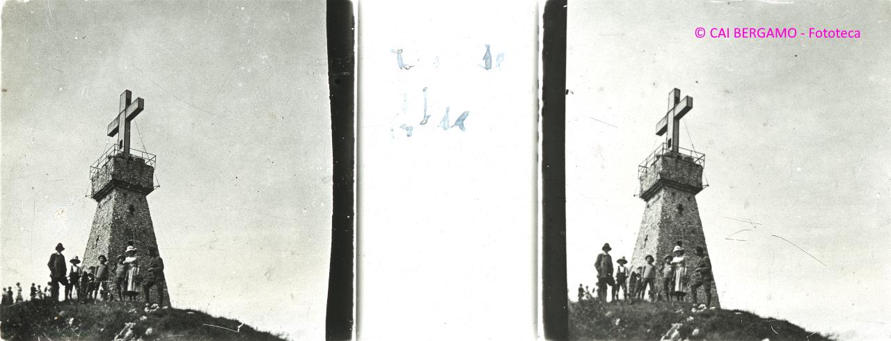 "Canto Alto",  Foto ricordo con la vecchia croce con alta base in muratura