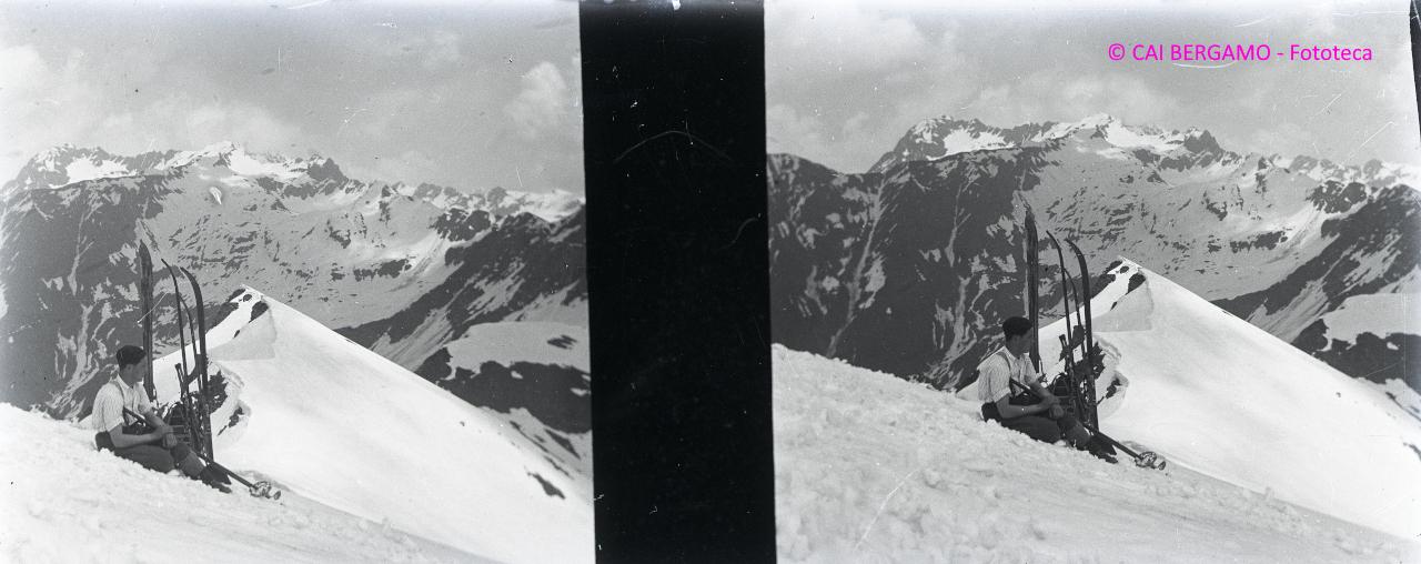 Scialpinista seduto e sci "in piedi"