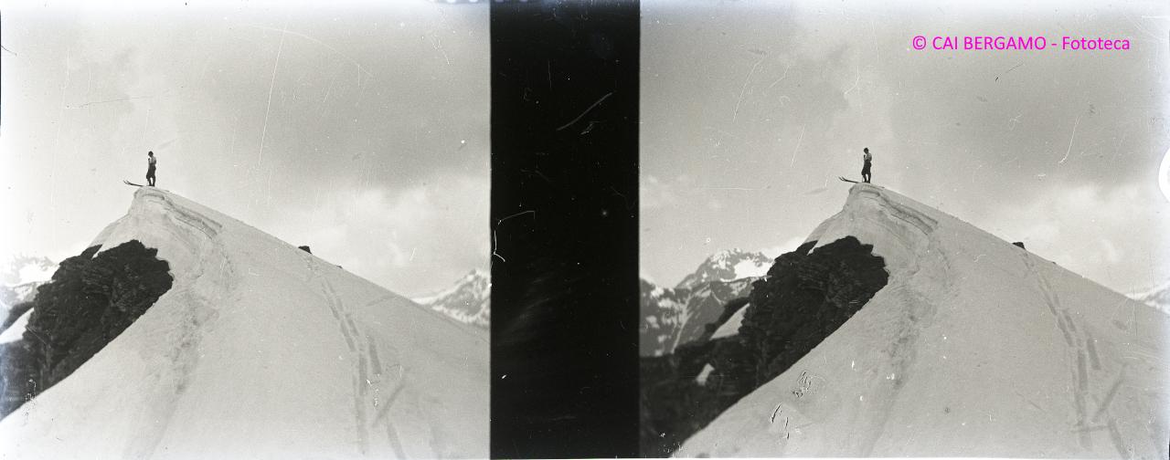Scialpinista "sul cucuzzolo", con gli sci nel vuoto
