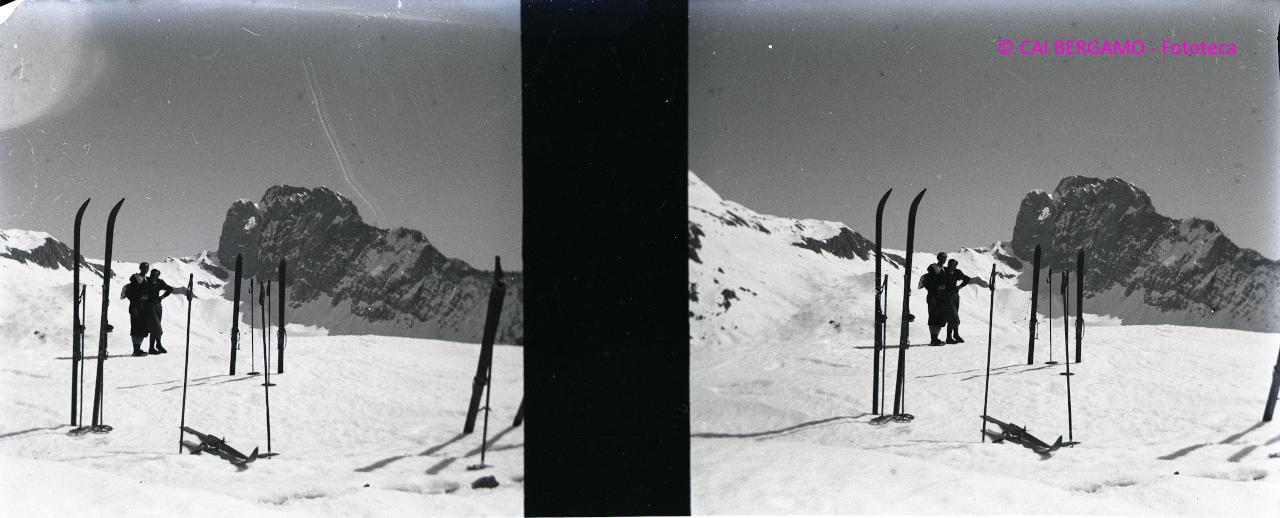 Presolana e cresta di Valzurio con in primo piano 'Foresta' di sci con 2 scialpinisti