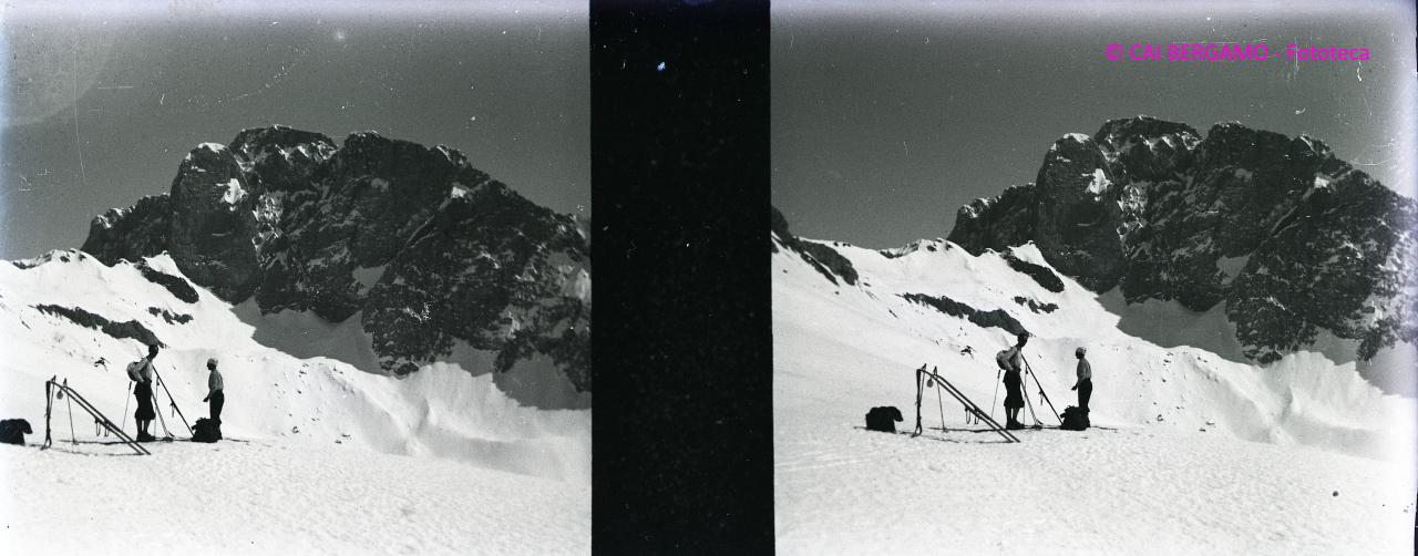 Scialpinisti in relax sotto lo sguardo della Presolana