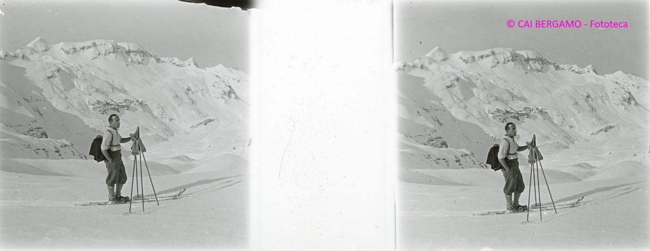 Scialpinista si gode il panorama, alle spalle il monte Golla