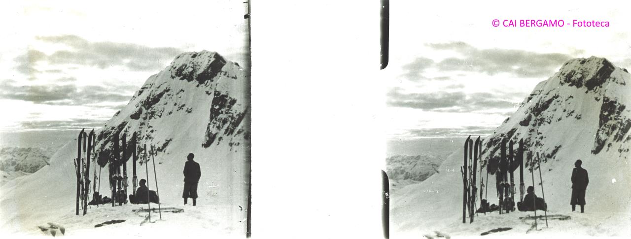 Scialpinisti e sci a riposo con il Grem sullo sfondo