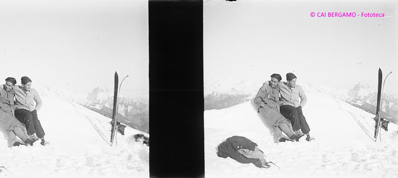 Un abbraccio dopo una bella sciata,  con la Presolana sullo sfondo