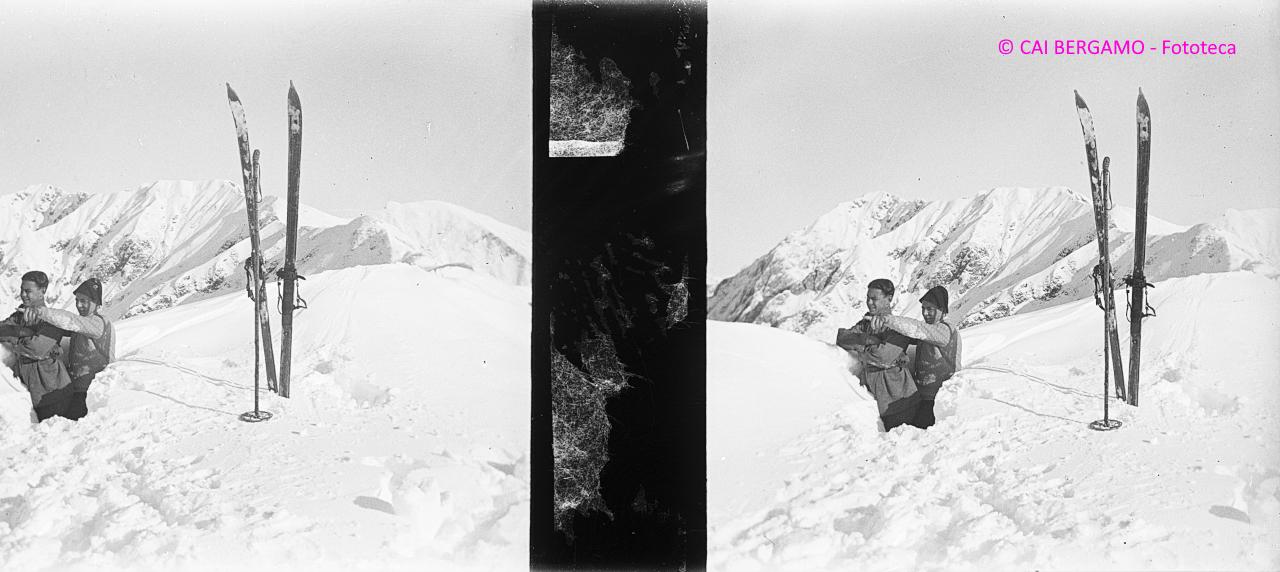 Sguardo verso cime circostanti con sci conficcati nella neve