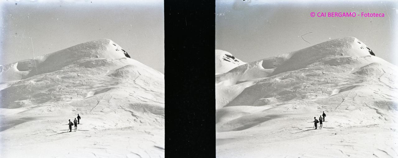 Tre scialpinisti sperduti in un pianoro innevato