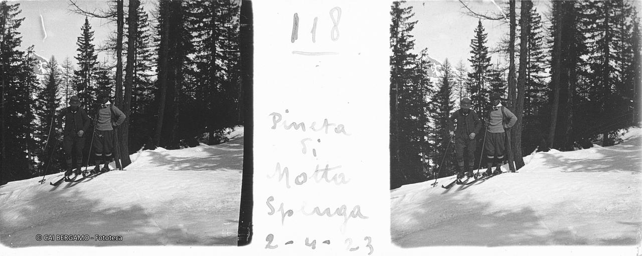 Sciatori nella "pineta di Motta Spluga 2-4-923"