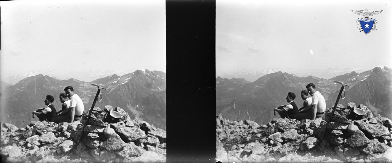 Vista panoramica in vetta al Pizzo del Becco con alpinisti e piccozza in primo piano