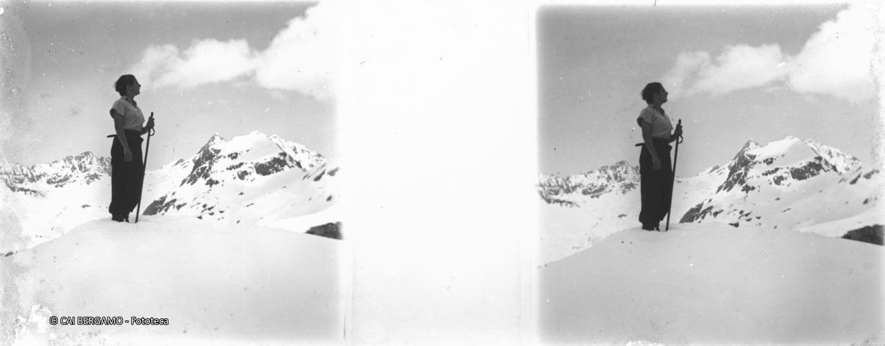 Signora al passo con Diavolo di Tenda sullo sfondo