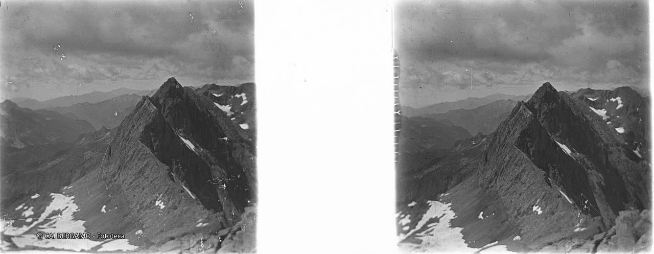 Il lungo affilato profilo dal Rondenino all'Aga dal Pizzo del Diavolo