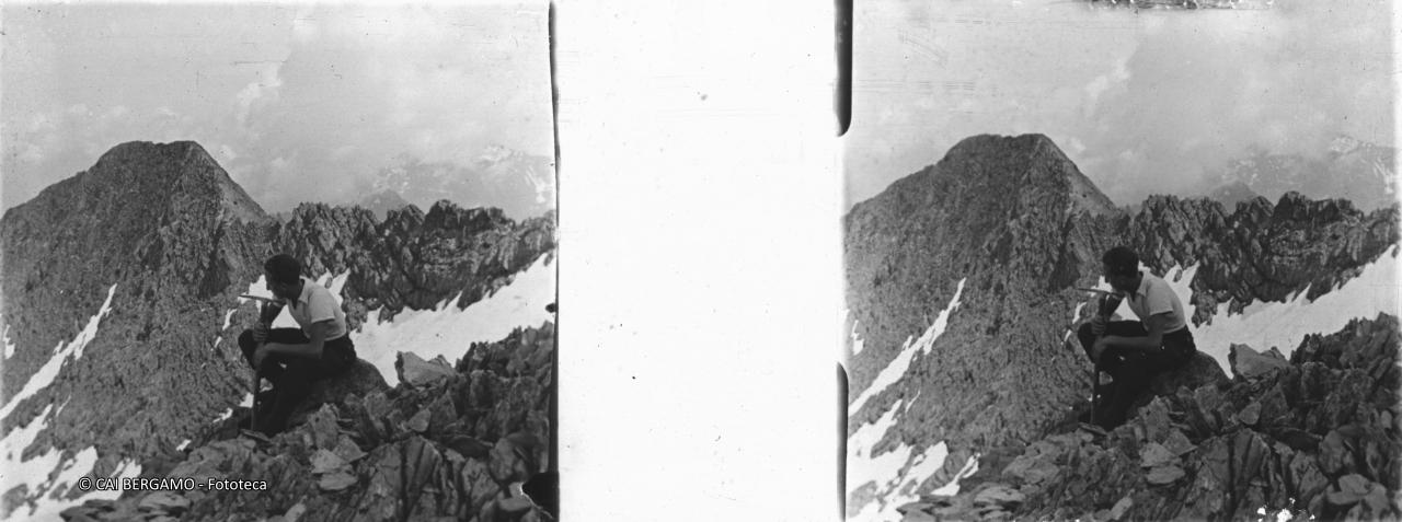 Alpinista con piccozza in mano  in vetta