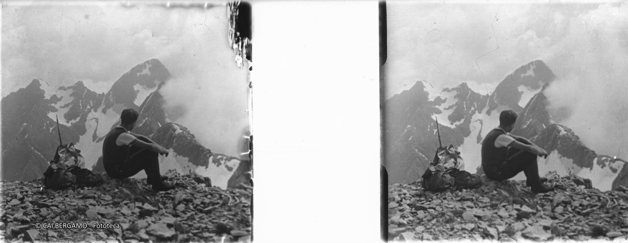 In vetta al Monte Aga con sguardo verso  pizzo dell'Omo, bocchetta del Diavolo e Pizzo del Diavolo di Tenda