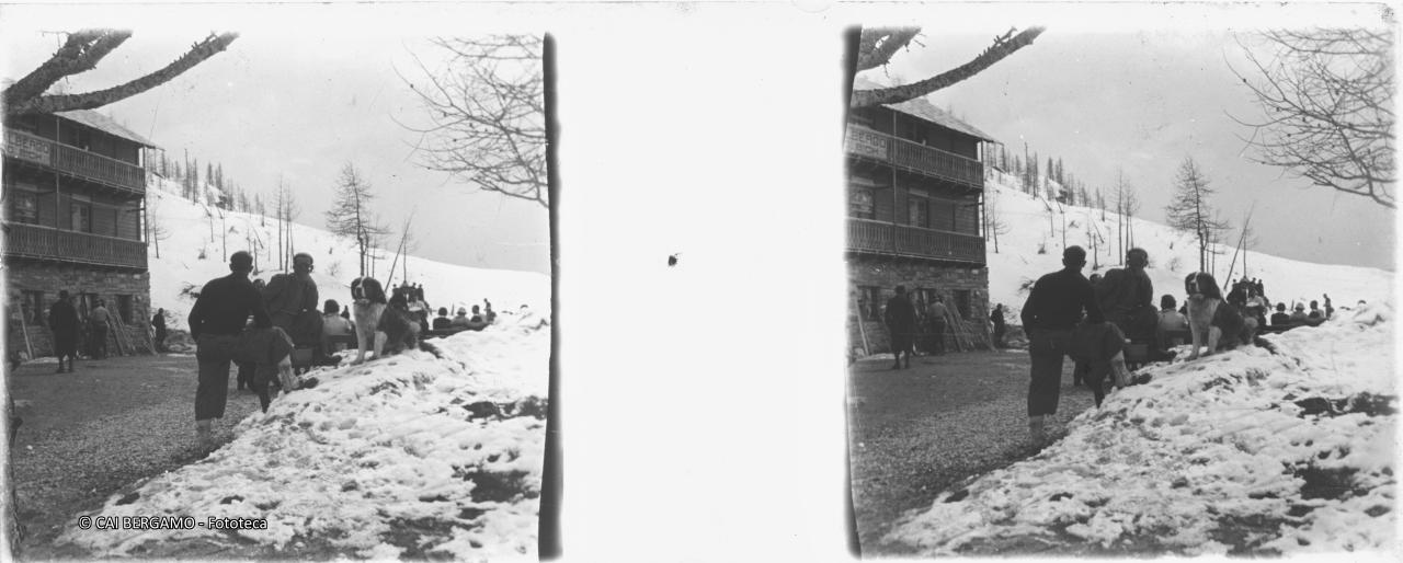 Ospiti all'esterno dell'albergo Edoardo Bich