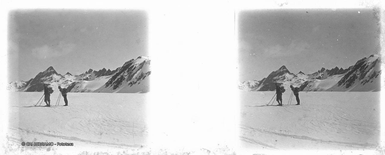 Sciatori in sosta e vista su cime circostanti