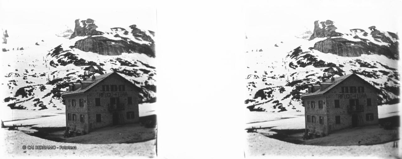 Rifugio Fedaia con retrostante Marmolada nelle nebbie