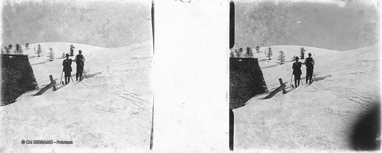 Skiatori foto ricordo vicino ad una baita sulla Torcola