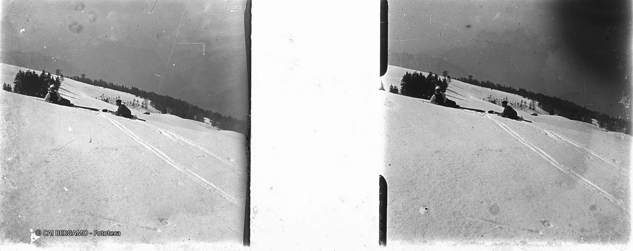 Skiatori in posa distesi nella neve