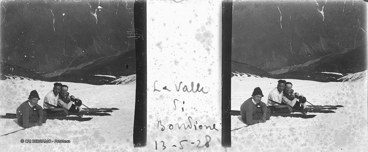 Al passo della Manina ancora innevata con skiatori in relax