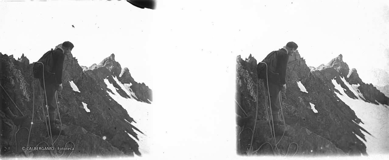 Alpinista in cordata con groviglio di corda ai piedi