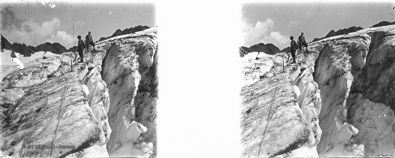 Alpinisti in cordata lungo profondi crepacci