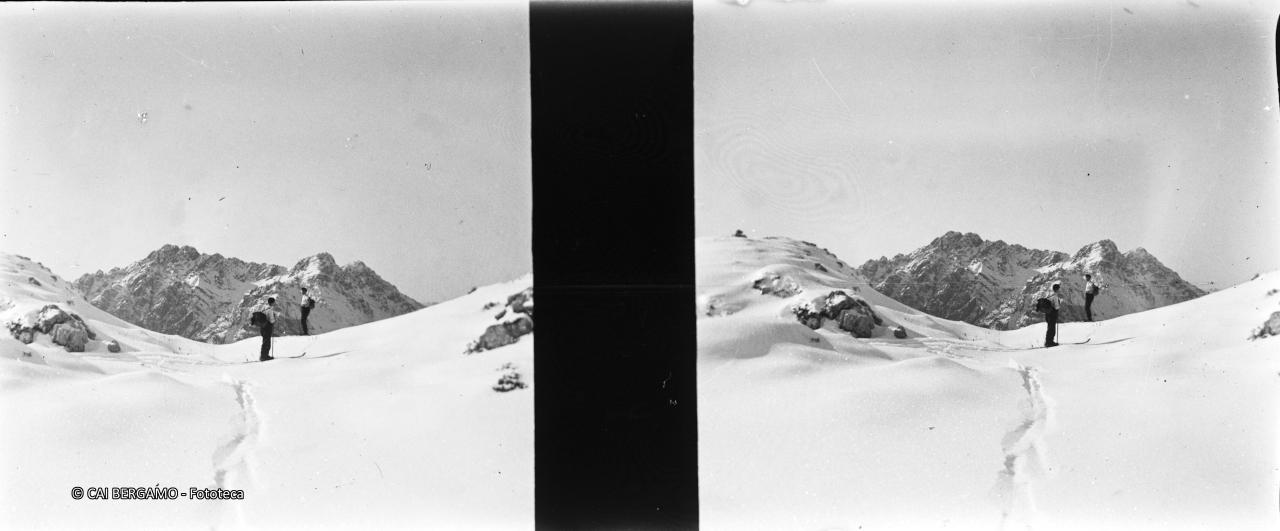Skiatori alla bocchetta con vista sulle cime Alben e Croce