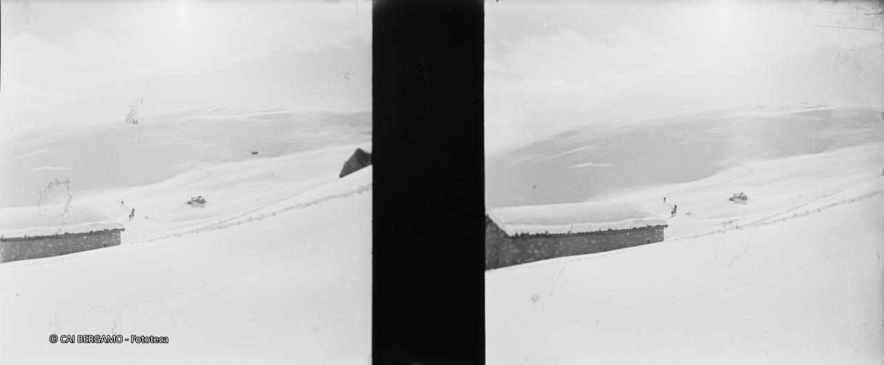 Skiatori alle baite Foppelli al Grem