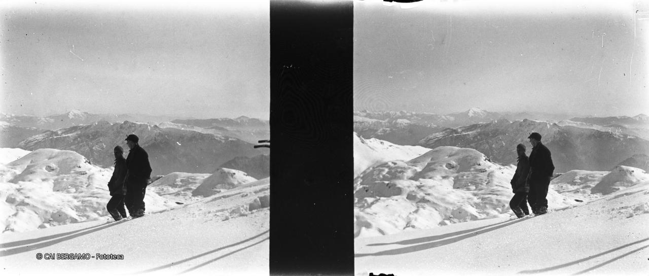 In vetta al Grem con neve fino alle caviglie e vista verso la Val Seriana