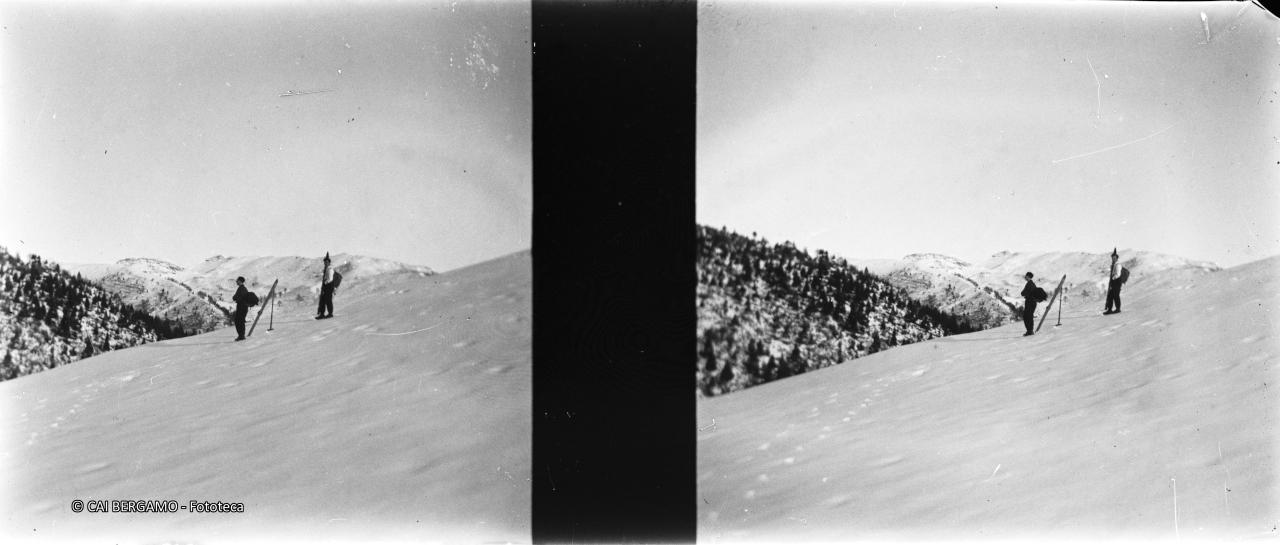 Skiatori con ski a riposo