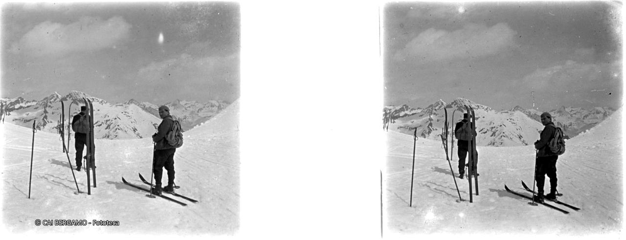 Al passo con ski a riposo e vista sulle montagne di Foppolo, da sinistra: Cadelle, Valegino, Arete e Corno Stella