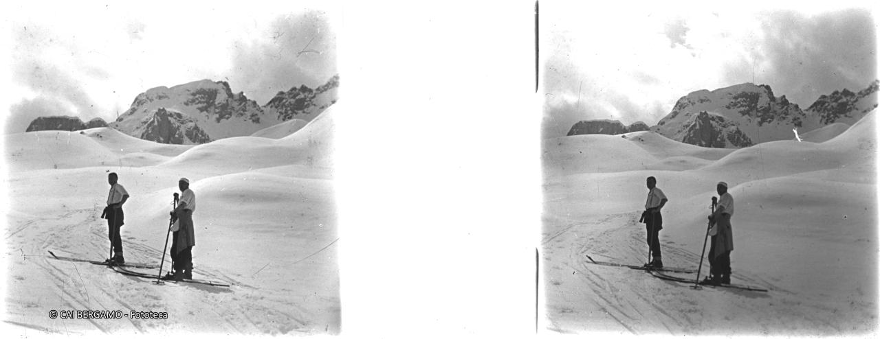 Skiatori in posa sotto il monte Cavallo