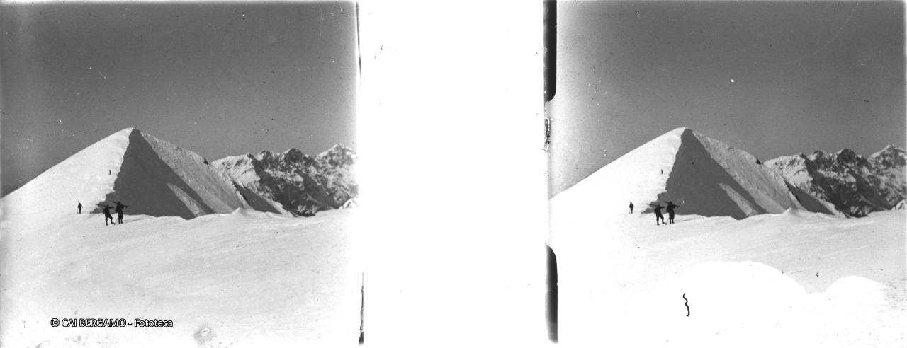 Sci a spalle con la retrostante cima Timogno ed il gruppo dell'Arera sullo sfondo