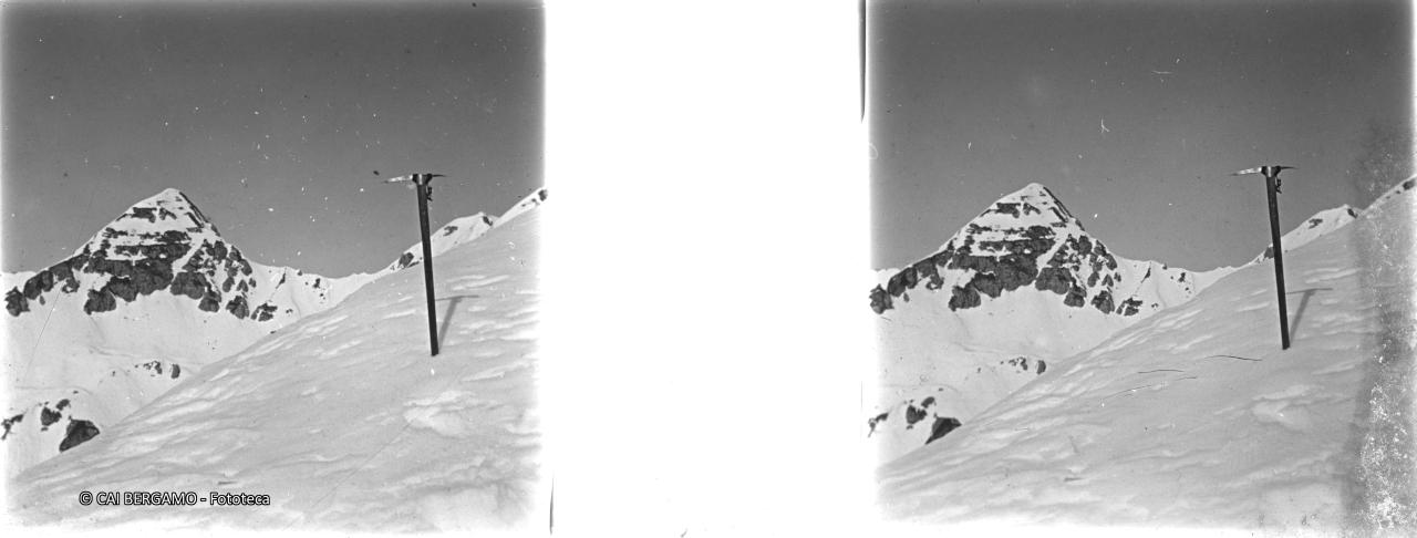 Monte Secco con piccozza in primo piano