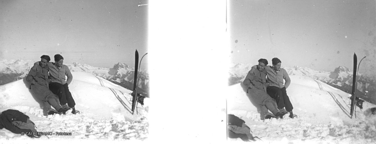 Un abbraccio dopo una bella sciata, con la Presolana sud sullo sfondo ed il Ferrante a sinistra