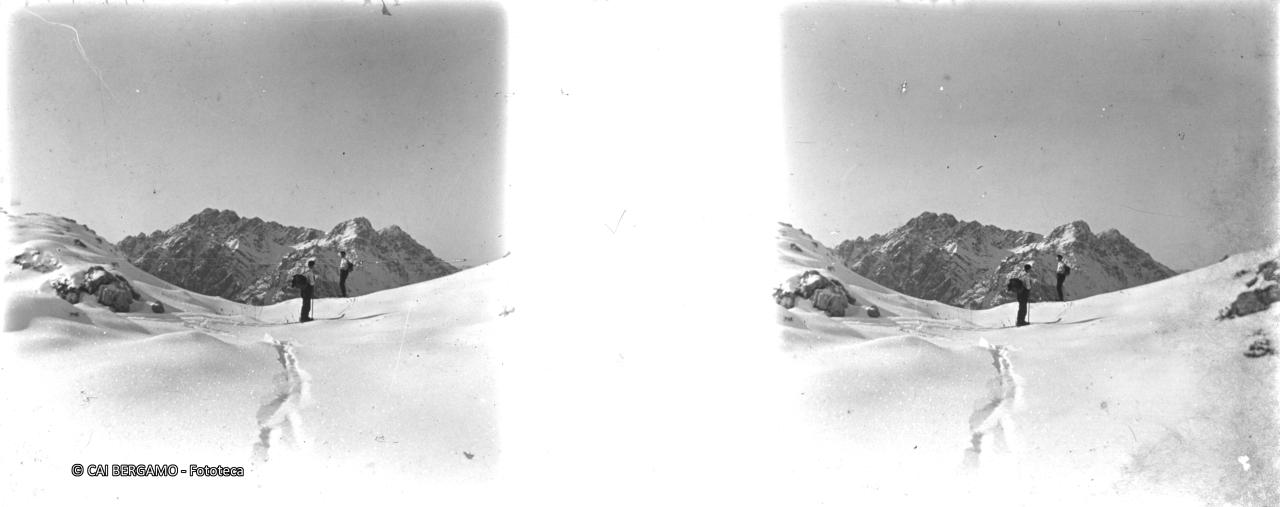 Skiatori alla bocchetta con vista sulle cime Alben e Croce