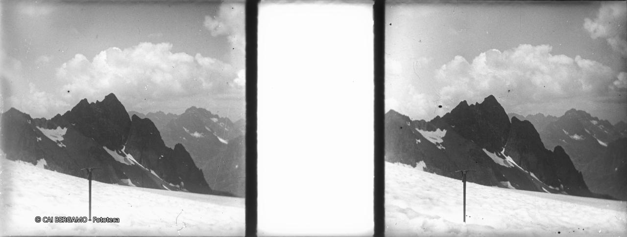 Piccozza in primo piano con cresta Tre Confini-Recastello, Pizzo Recastello ed il Coca sullo sfondo