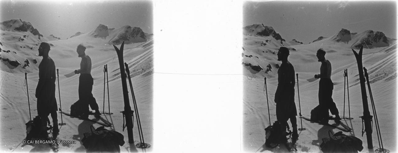 Skiatori e ski in controluce in sosta sulla vedretta del Trobio