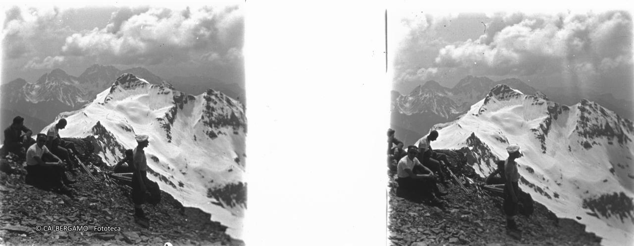 Escursionisti in vetta sul Gleno con vista sul pizzo Tornello