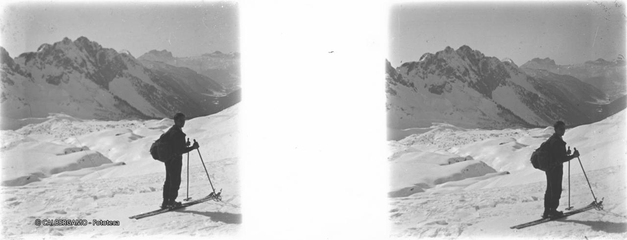 Sosta per vista dal passo dei Campelli sulla val di Scalve  con le piccole dolomiti scalvine sulla sinistra e la Presolana sullo sfondo