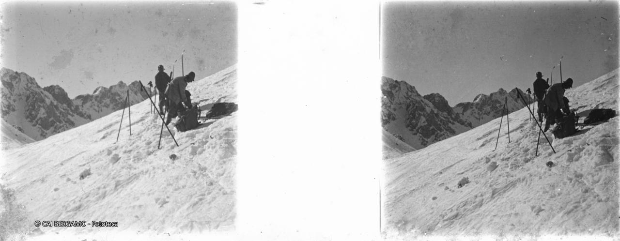 La conca dei Campelli innevata, con skiatori in primo piano