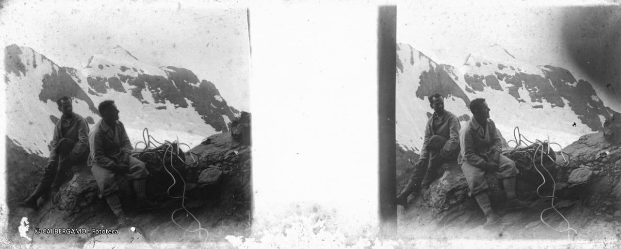 Sguardo verso la parete con zaino e corde a terra