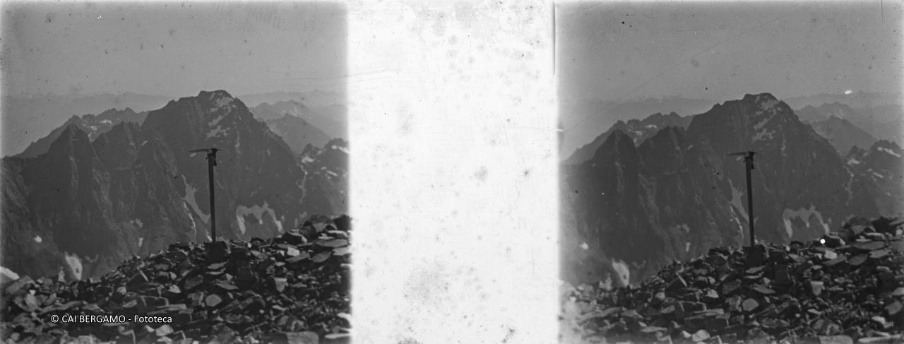 Il Pizzo Coca e a sinistra il suo dente, con piccozza in primo piano