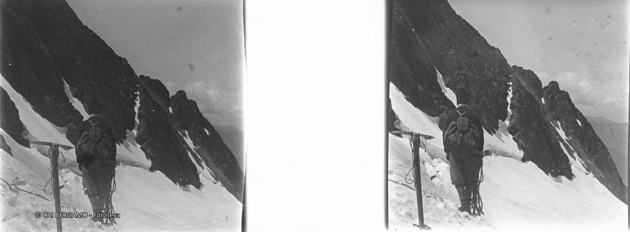 Sguardo verso valle con corda e piccozza in primo piano