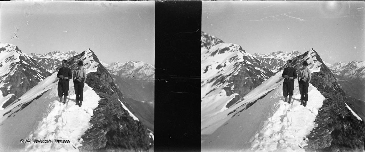 Foto ricordo su cresta ancora innevata