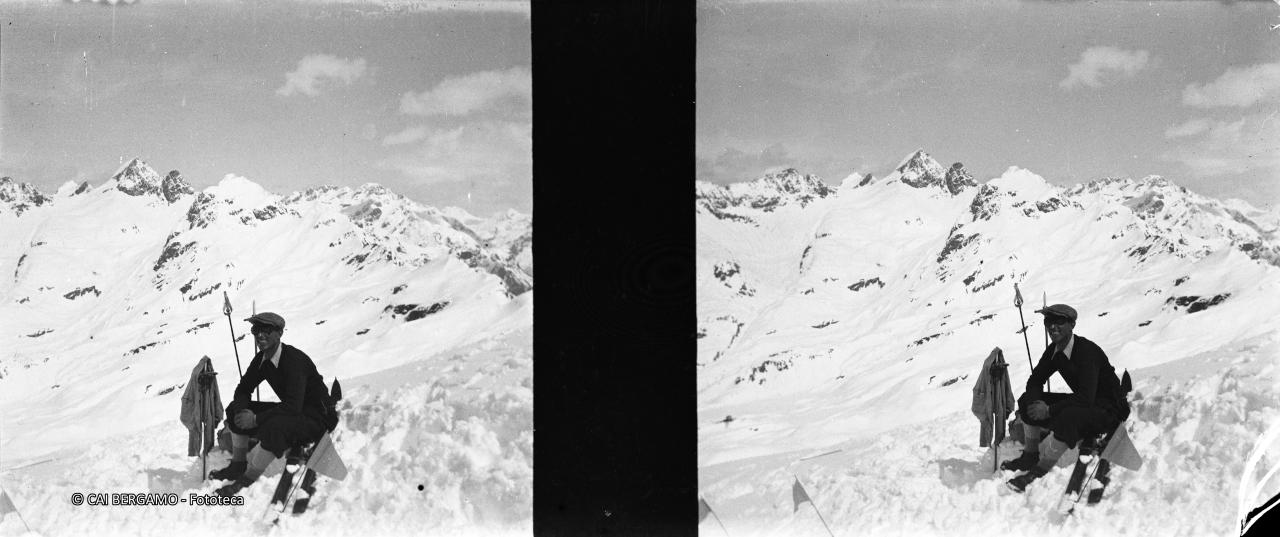 Sciatore in posa e sullo sfondo: Diavolo, Diaviolino, Poris e Grabiasca