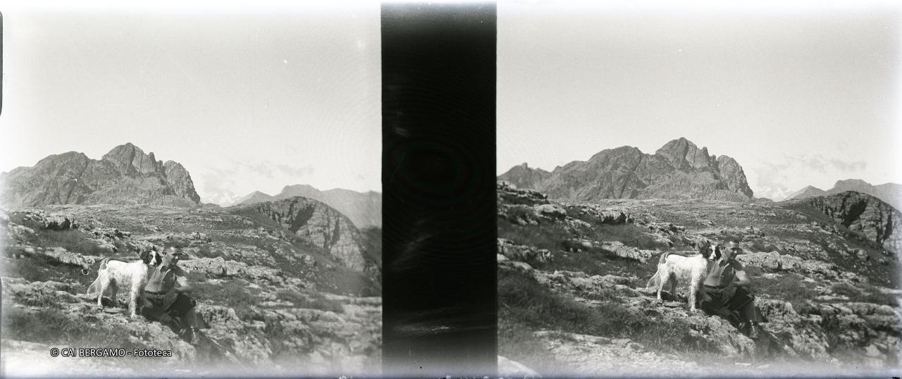 Al passo d'Aviasco abbracciato al proprio cane